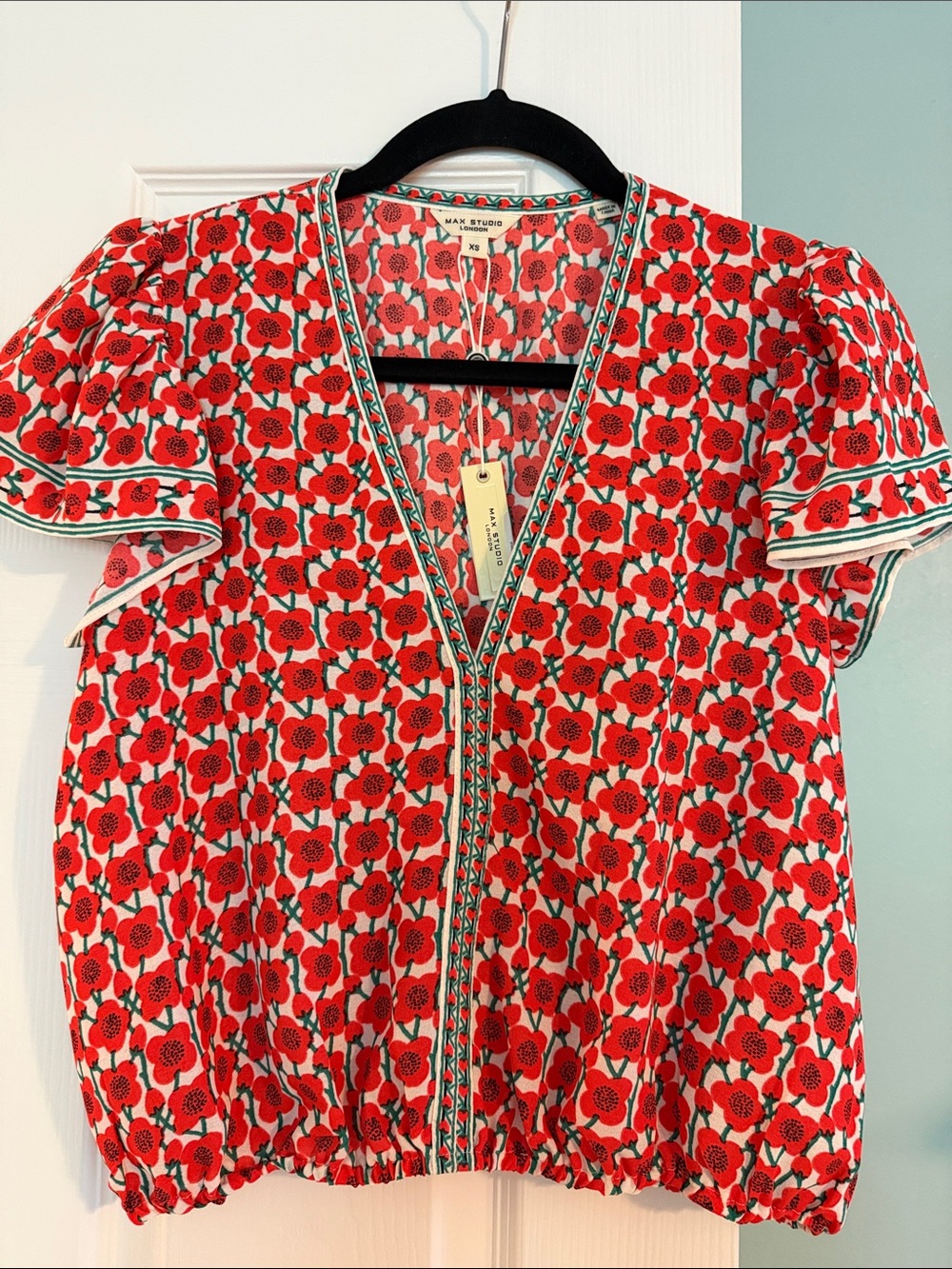 NWT Max Studio Floral V-Neck Puff Sleeve Blouse